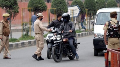 lockdown-affecting-business-in-jammu-and-kashmir-corona-curfew-in-srinagar-jammu-kashmir_1620287792