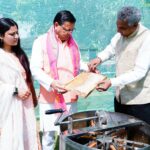 मुख्यमंत्री आवास परिसर में मंगलवार को शहद निष्कासन कार्य किया गया