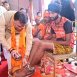 मुख्यमंत्री श्री पुष्कर सिंह धामी ने ओम पुल में आयोजित कार्यक्रम में कावंडियों के पांव धोकर (प्रक्षालन) कावंडियों/शिव भक्तों का किया स्वागत किया