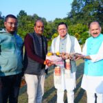 मुख्यमंत्री पुष्कर सिंह धामी को सल्ट विधायक महेश सिंह जीना ने भेंट किए उत्तराखंड के पारंपरिक पहाड़ी उत्पाद