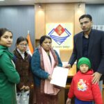 2 मासूम व 1 किशोर बालक के साथ परिस्थितियों की मार झेल रही व्यथित विधवा शांति राणा को जिला प्रशासन का सहारा; सीएसआर फंड से 4 लाख बैंक खाते में हस्तांतरित