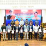 मुख्यमंत्री श्री पुष्कर सिंह धामी ने बुधवार को मुख्यमंत्री कैम्प कार्यालय स्थित मुख्य सेवक सदन में 215 उपनिरीक्षकों को नियुक्ति पत्र प्रदान किये