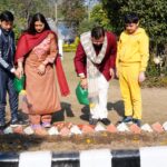 मुख्यमंत्री ने सपरिवार ट्यूलिप के बल्ब रोपे,  मुख्यमंत्री आवास परिसर के उद्यान में 17 प्रजातियों के चार हजार ट्यूलिप उगाने की मुहिम का किया शुभारंभ