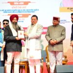 मुख्यमंत्री श्री पुष्कर सिंह धामी ने सोमवार को राष्ट्रीय युवा दिवस के अवसर पर परेड ग्राउण्ड देहरादून में विभिन्न क्षेत्रों में सराहनीय कार्य करने वाले महिला मंगल दलों और युवक मंगल दलों को पुरस्कृत किया