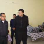 शीतलहरी रात्रि में अचानक शहर के चौक-चौराहों पर पंहुच डीएम ने देखी अलाव व्यवस्था, रेनबसेरों में रहने वालों का जाना हाल