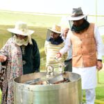 मुख्यमंत्री आवास परिसर में मंगलवार को शहद निष्कासन कार्य किया गया। पहले चरण में 60 किलोग्राम शहद निकाला किया गया