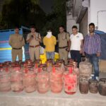 डीएम के निर्देश पर अवैध गैस कारोबार पर बड़ी कार्रवाई, 32 सिलेंडर, 4 गैस रिफिलिंग उपकरण जब्त; 327 सिलेंडरों से लदा वाहन कब्जे में, मुकदमा दर्ज