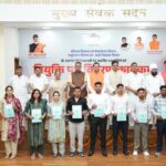 मुख्यमंत्री श्री पुष्कर सिंह धामी ने मंगलवार को मुख्य सेवक सदन, मुख्यमंत्री आवास में आयोजित कार्यक्रम में प्रतिभाग करते हुए उत्तराखण्ड अधीनस्थ सेवा चयन आयोग के माध्यम से शहरी विकास, कौशल विकास एवं सेवायोजन विभाग, पशुपालन विभाग में विभिन्न पदों पर चयनित 221 अभ्यर्थियों को नियुक्ति पत्र वितरित किए