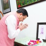मुख्यमंत्री श्री पुष्कर सिंह धामी ने रविवार को स्वर्गीय अशोक सिंघल की जन्म शताब्दी के अवसर पर मुख्यमंत्री आवास में उनके चित्र पर श्रद्धासुमन अर्पित कर उनका भावपूर्ण स्मरण किया